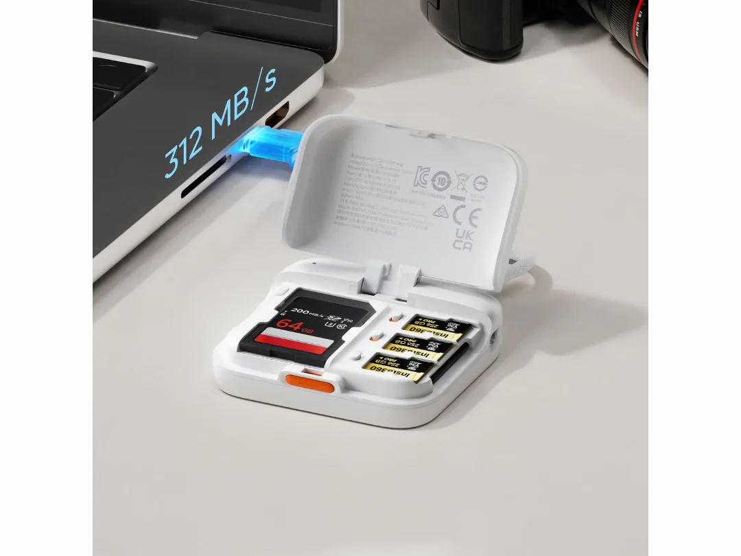 Insta360 2-IN-1 Memory Card Reader + Case for SD and microSD cards - USB Type-C cable